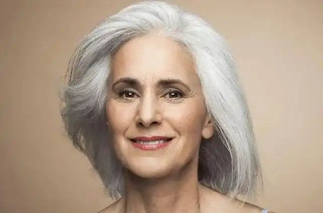 人到了一定年纪之后都会长白头发,有的人60左右头发花白,而有的人70