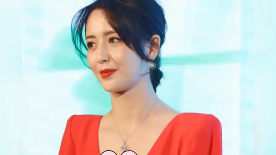 佟丽娅穿v领礼服现身,白皙皮肤与黑眼圈对比明显,眼神略显疲惫