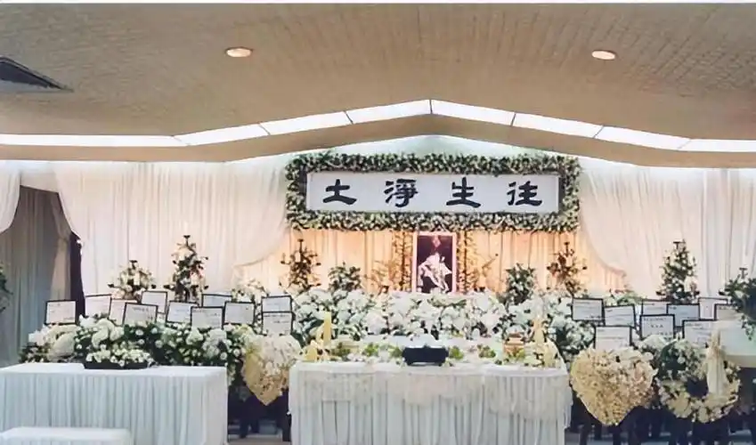 梅艳芳的遗体在香港宝莲寺火化,众多明星以统一的黑白服饰为她送葬.