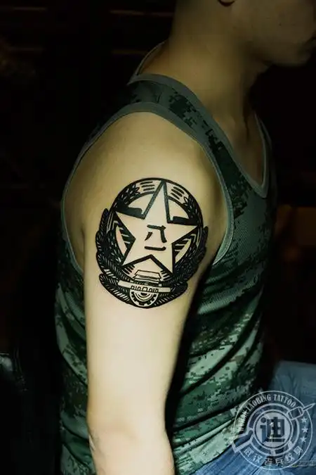 武汉最好纹身店打造的军徽纹身作品