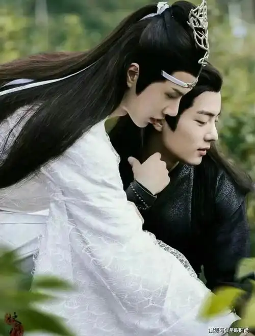 肖战,王一博的古装与现代装,你更喜欢哪种造型