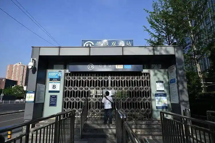 地铁14号线九龙山站,采取了临时封闭措施.