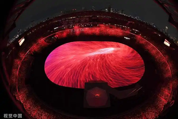 高清图:东京奥运会开幕式 主体育场烟花璀璨绽放