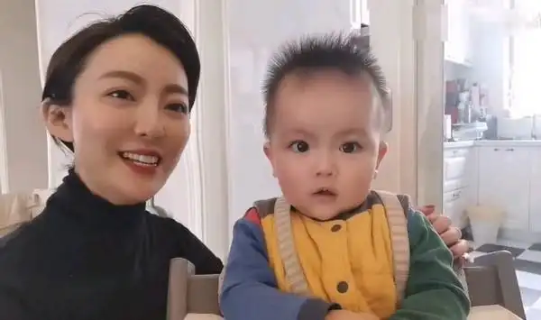 安徽台四美同框余声稳坐镜头中央其他主持人站身后成陪衬