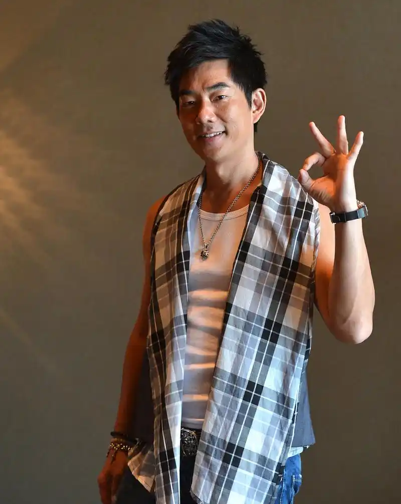 原来,任贤齐拿着手里的鸡架说:寻常老