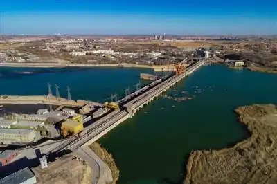 2月22日,在青铜峡大坝电厂段俯瞰黄河,绿色的水流美不胜收.