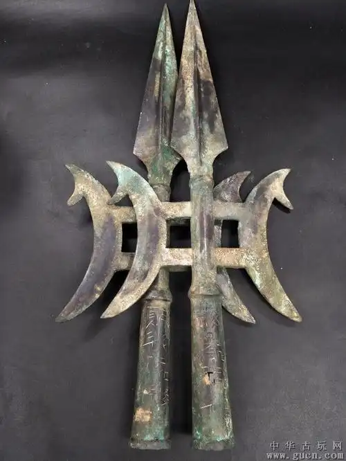 青铜方天画戟一对
