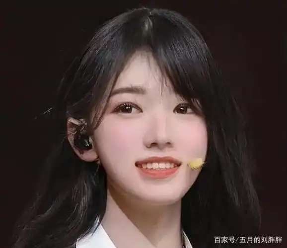 宋亚轩问自己女装漂亮吗?网友:真的漂亮,也真的帅,反差感绝了