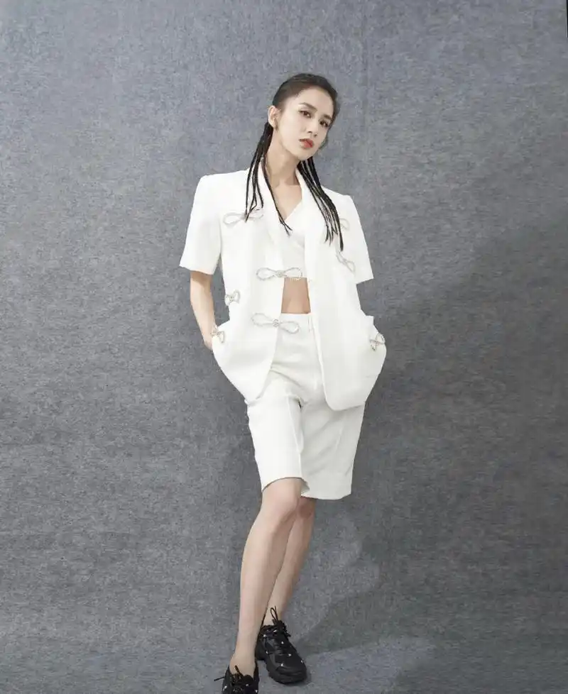 黄圣依的衣服品味到底有多好看完她机场穿搭造型又飒又美