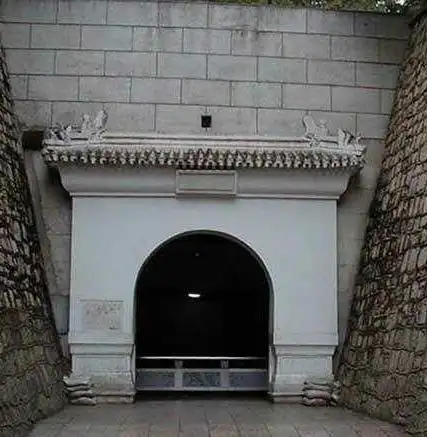 定陵地宫惨案陵墓被发掘村民哄抢文物万历皇帝尸首被焚烧