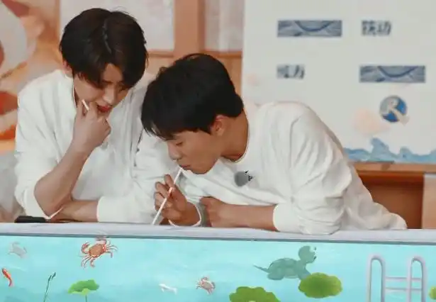 蔡徐坤郭麒麟组拌嘴兄弟喝饮料满是粉红泡泡baby嗑cp上头