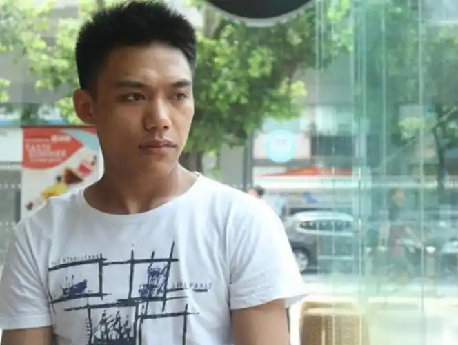 变形计富二代易虎臣成官方认证的老赖家庭破产妹妹辍学