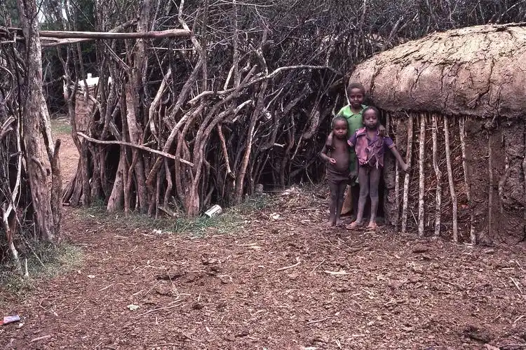 非洲一个快要消失的部落,女人喜欢剃光头,男人喜欢带耳环