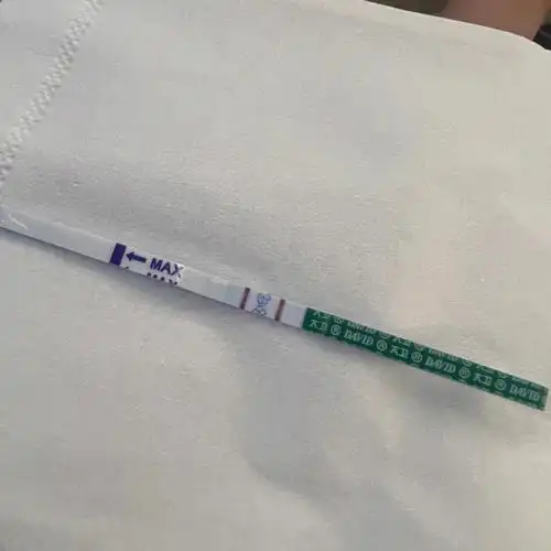 在测到强阳后,早孕试纸反而变淡了,那是因为hcg值太高了,今天我加了水