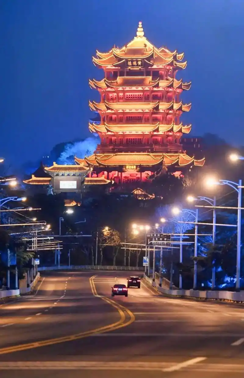 武汉标志性的建筑 黄鹤楼位于武汉市长江南岸的武昌蛇山峰岭之上 - 抖