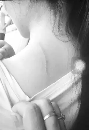 流浪汉持水果刀广州闹市划伤10多人 警察将其制服