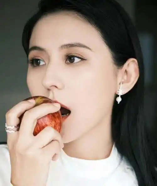 热依扎女儿好酷,面对妈妈的告白,小家伙奶音奶气回复:几道_时候_角色_