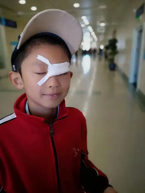 不想遮挡视线,侯宁要求护士可以把纱布包扎成"月牙形",护士心领神会.