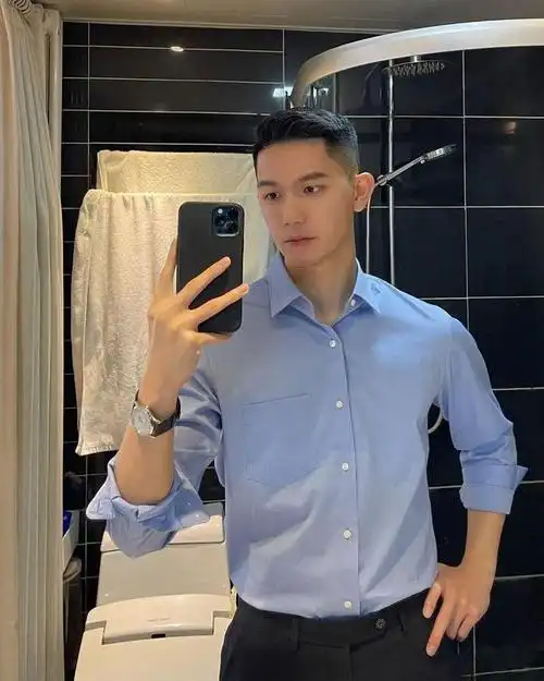 楼梯间自拍的正装小哥拔掉这衬衫后这长腿发育太好了