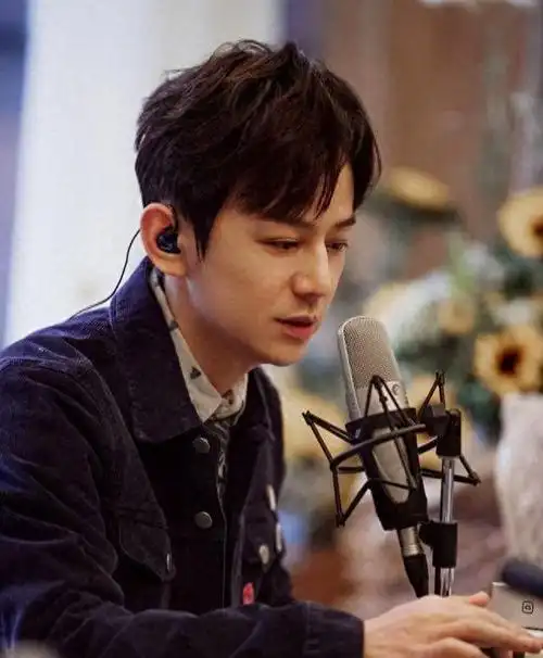 何炅老师既敬业又顾家请个保姆几十年如一日把她当妹妹看待