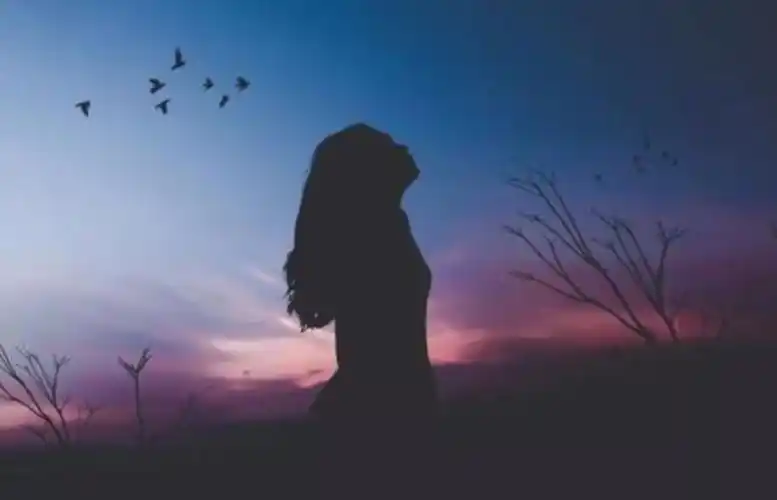 2,想哭了,就抬头仰望天空吧,因为,天空那么大,它会包容你所有的喜怒