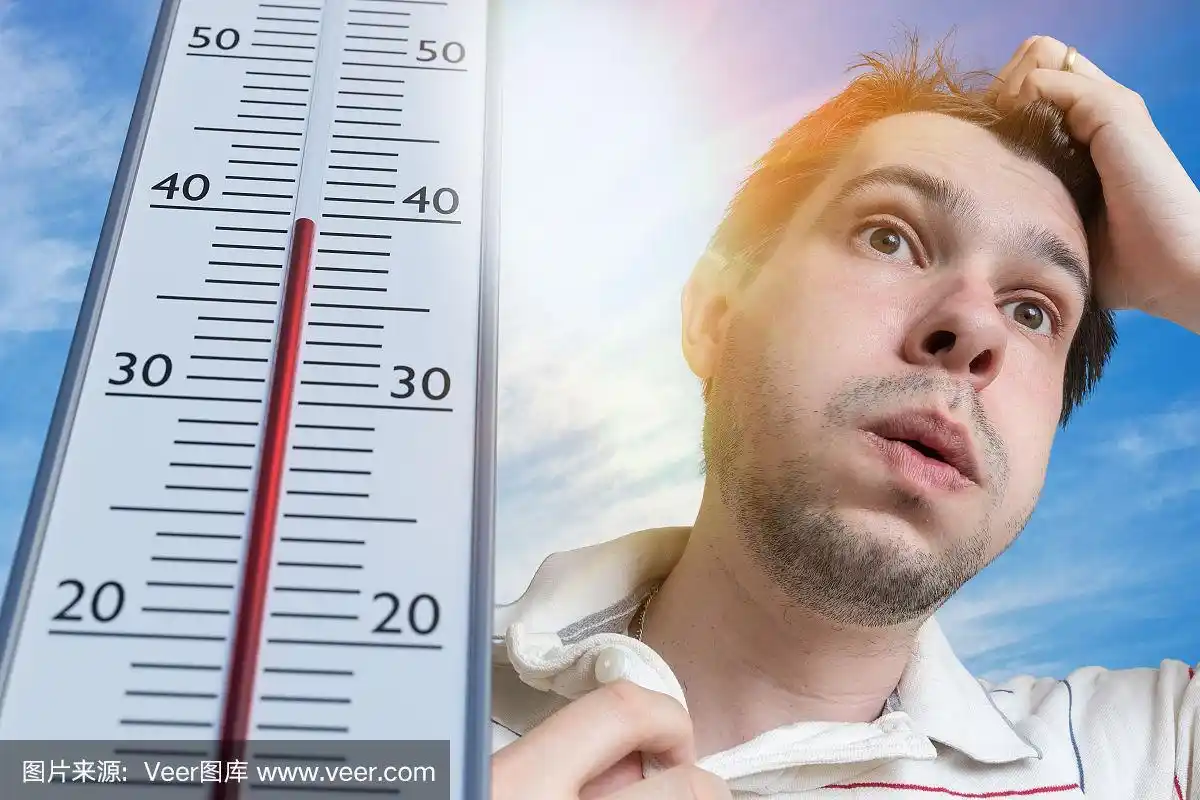 炎热的天气的概念.年轻人在冒汗.温度计显示高温.太阳在后台.