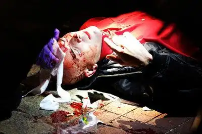 伦敦德比惊现血腥骚乱 数百球迷场内大殴斗(图)