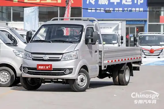 长安跨越王x5采用宽体设计,分为单排和双排两种结构,加长加宽货厢