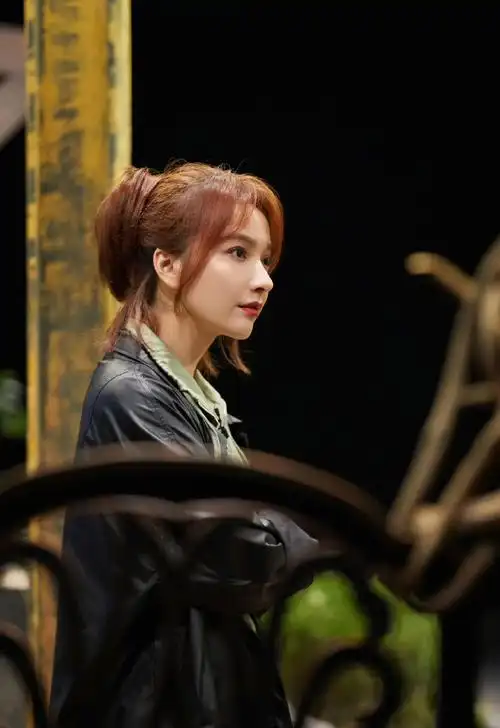 吴昕大侦探皮衣造型