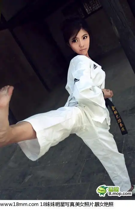 女孩练跆拳道原来这么酷