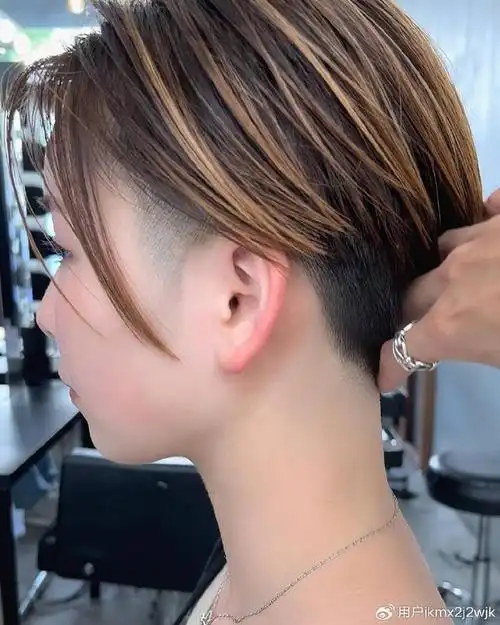 当下最火女发来了,两侧掏空推后脖短发,喜欢别错过