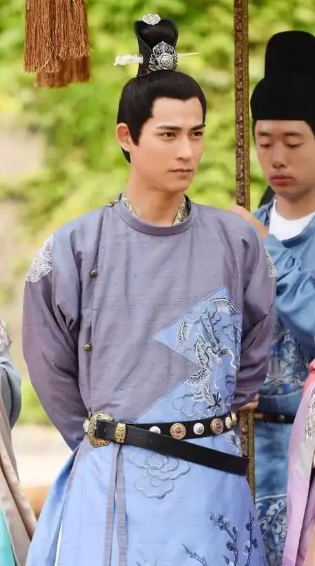 周渝民个人资料简介(因《流星花园》而成名,他与妻子喻虹渊,低调地