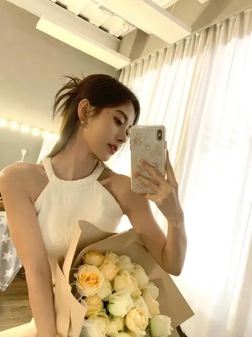 鞠婧祎———对镜自拍的模板__财经头条