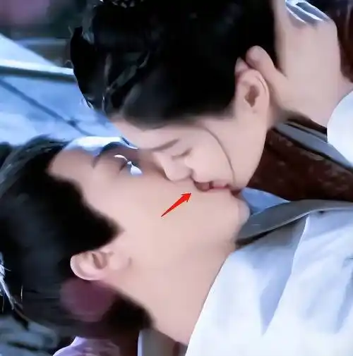 蛇吻 剧情_《命运》中马天宇和杨颖的吻戏引发争议. 假戏真做有错吗?