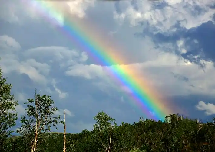 李旭光前几天从老家给我发来了一篇随笔,我就先把它命作"雨前彩虹"吧