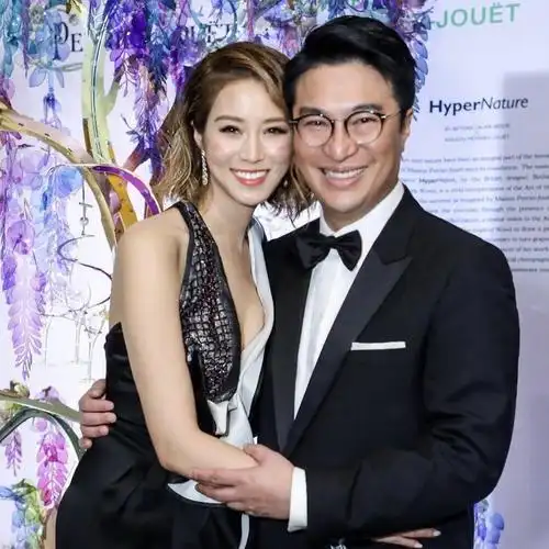 徐子淇在老公李家诚身边真淑女,穿的保守一点不露,很有富婆气质