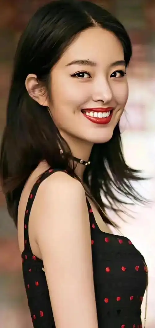 娇俏妩媚的杨采钰,美艳动人,文雅秀丽的写真照!__财经头条