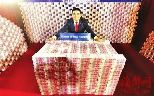 秀16吨"钱墙" 陈光标愿建厦金大桥