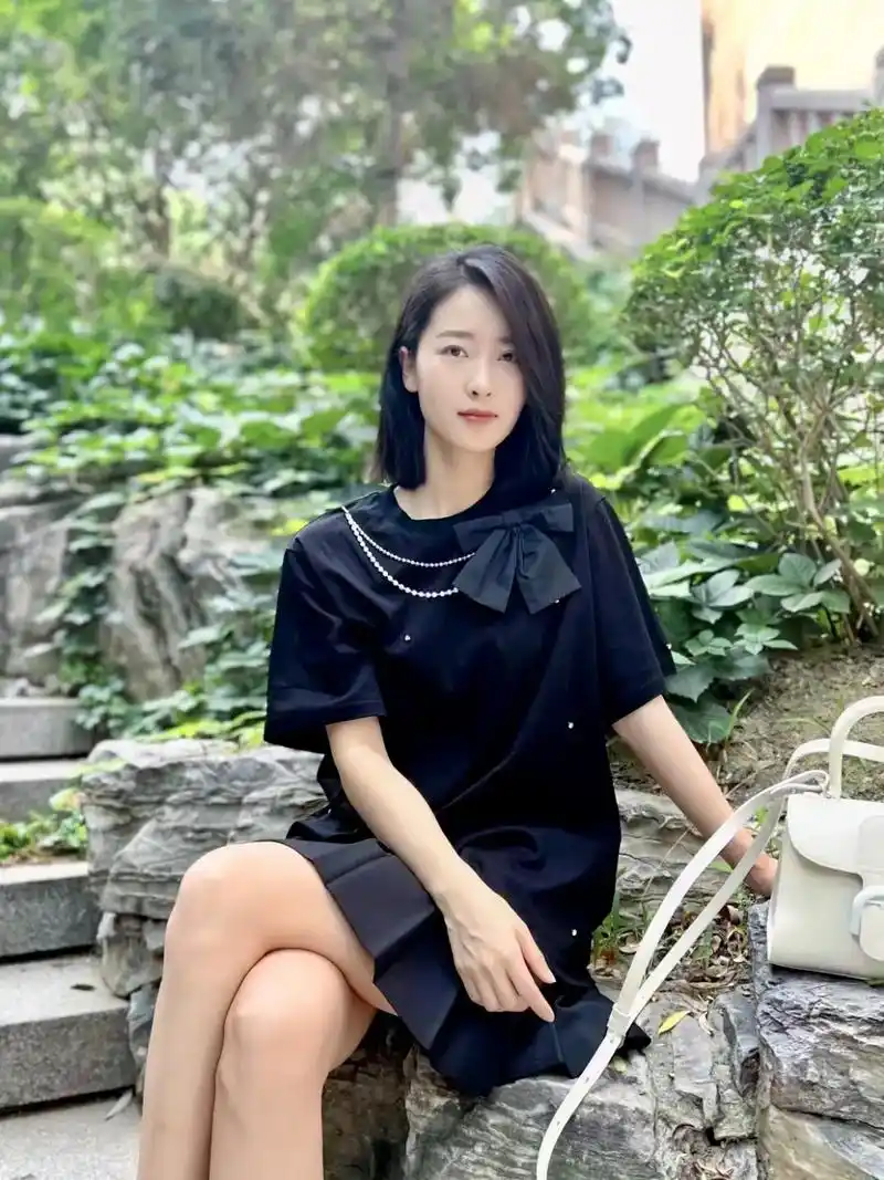 90演员@何雨虹70秋水伊人chiushui 时髦简约活力穿搭 - 抖音