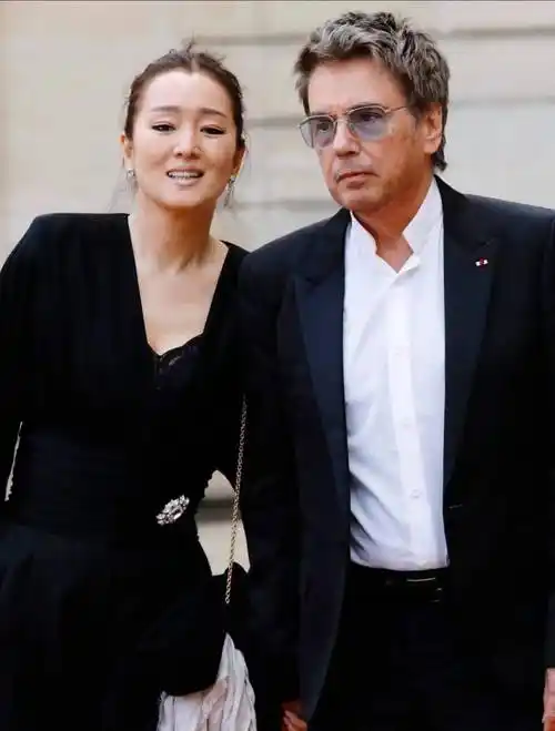 58岁巩俐现身法国:两嫁外国人至今未生育,国籍是她最大的遗憾