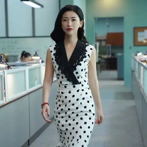 栗娜每天穿不同的漂亮裙装上班