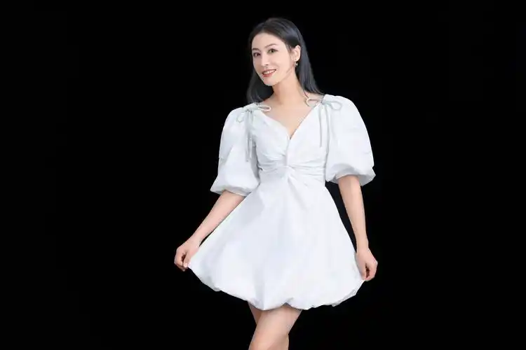 "一刀苏苏"是喜马拉雅有声书主播,其出众的播音基础与丰富的表演经验