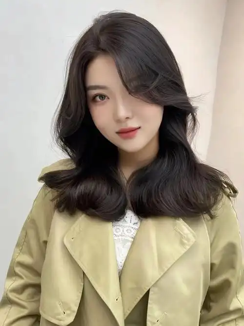 这两年比较火的,尤其是20到38岁之间的女士,做完这样的发型很显气质