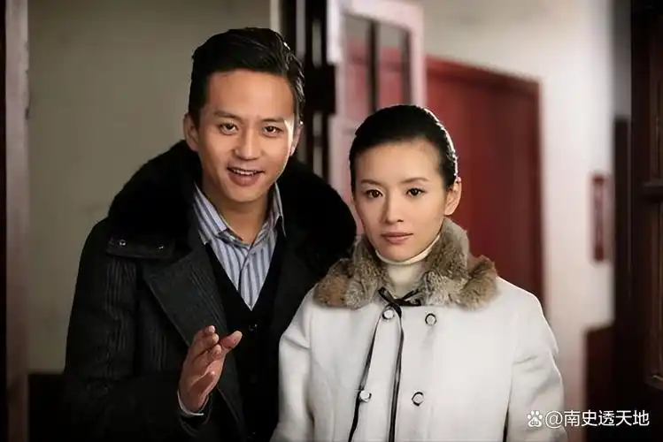 她与邓超饰演的马学军之间跨越多年的情感纠葛令人动容,董洁成功地