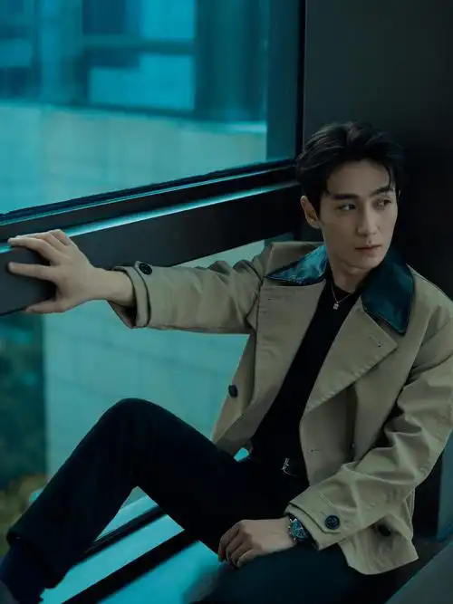 朱一龙新照来袭搭配一件短款风衣帅气满分