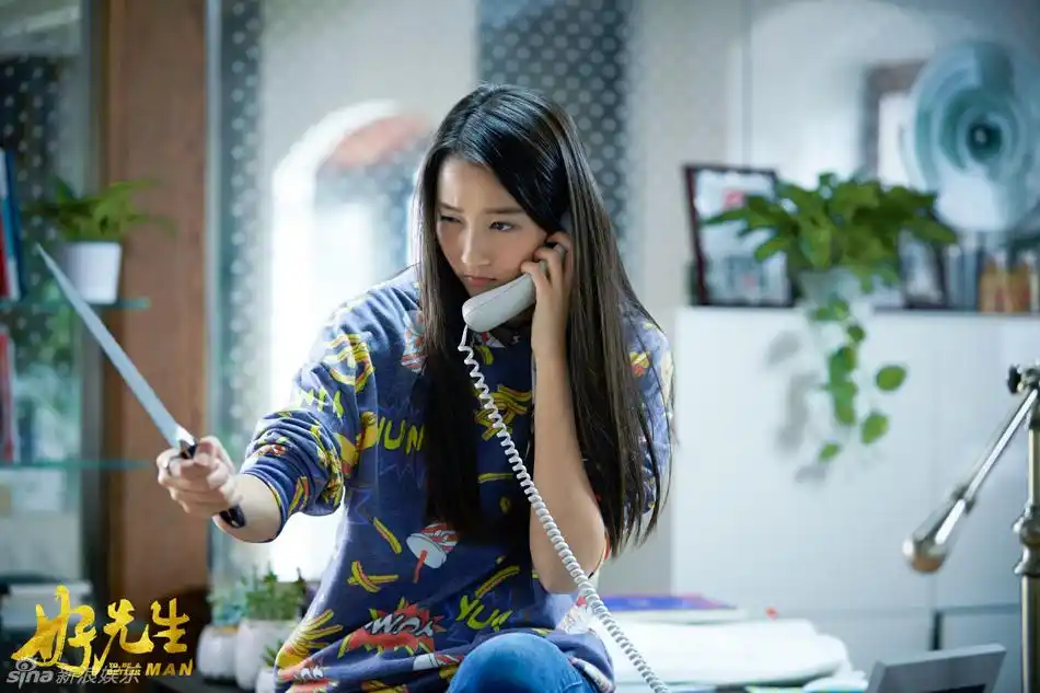 组图:《好先生》曝关晓彤碎屏海报 情牵张艺兴