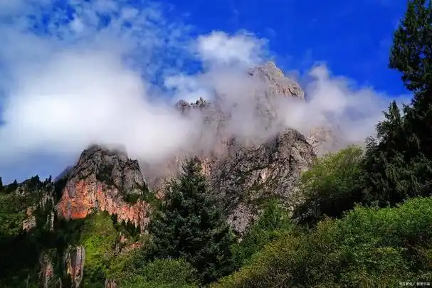 扎尕那风景区简介,探秘扎尕那:天然石头城的仙境之旅!