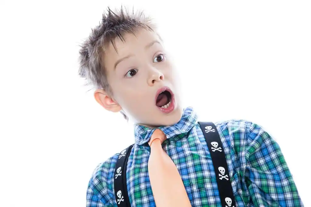 张开嘴的小男孩,一个张嘴的小男孩.在白色背景下隔离