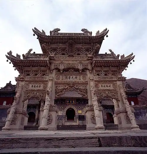 山西五台山龙泉寺的石牌坊