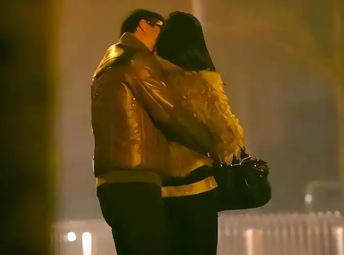 之后,朱珠和李泉的地下恋情变成了地上的甜蜜爱情,他们四处张扬着这份